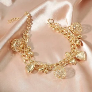 Guldarmband med hjärtan och kulor - Jette fint guldarmband!Perfekt för att ge en elegant touch till din outfit.🤩