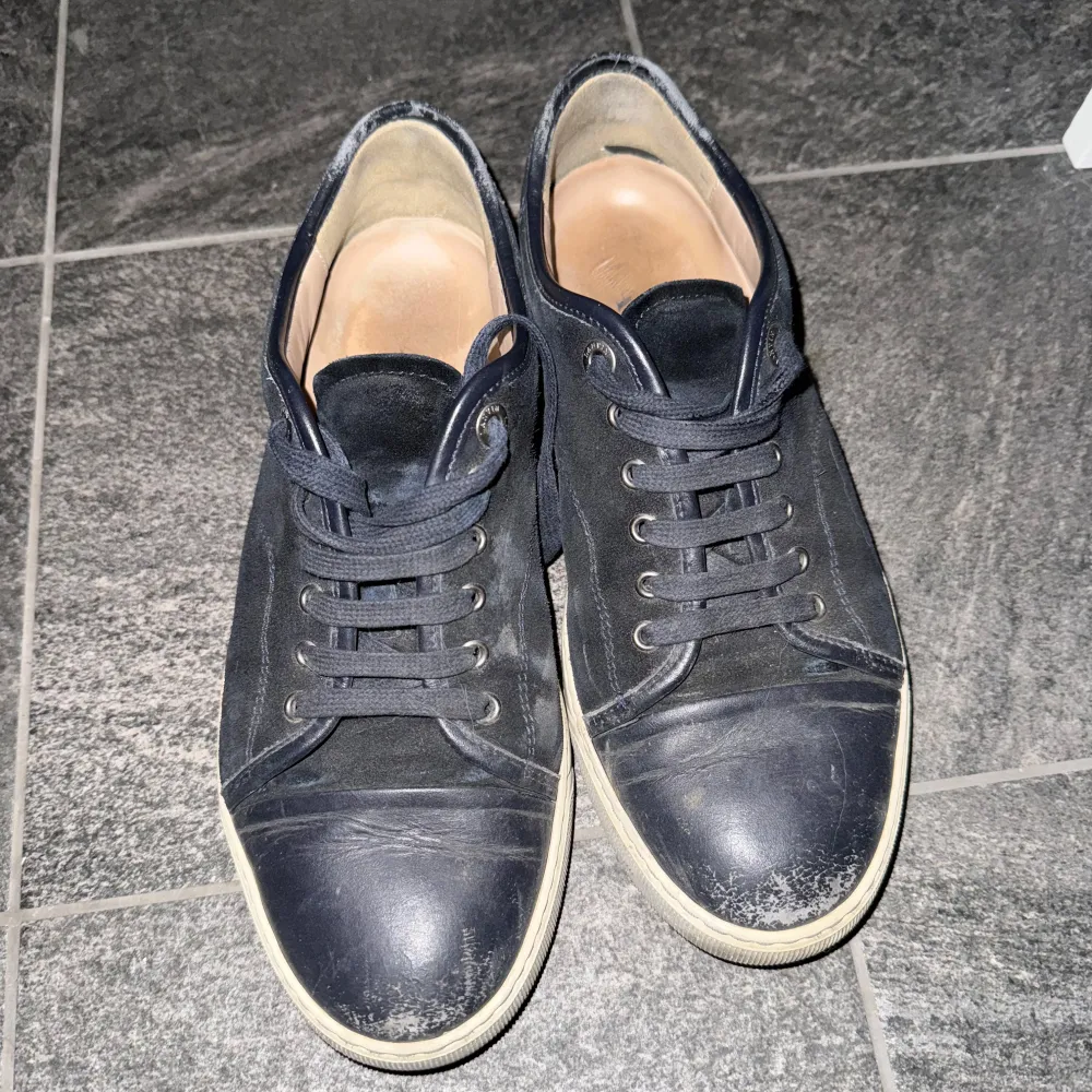 Ett par blåa lanvin cap toe i storlek 40 men passar 40-41,5, köpte dem på nk för 4800 för 2 år sedan, dem är väldigt slitna därav priset. Hör av er. Har kvitto. ❗️Bilder på skorna kan skickas vid förfrågan❗️. Kengät.