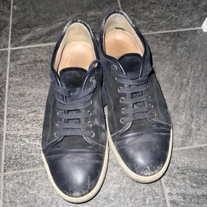 Lanvin skor  - Ett par blåa lanvin cap toe i storlek 40 men passar 40-41,5, köpte dem på nk för 4800 för 2 år sedan, dem är väldigt slitna därav priset. Hör av er. Har kvitto. ❗️Bilder på skorna kan skickas vid förfrågan❗️