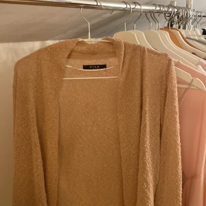 Söt rosa glittrig kofta från VILA - Säljer en super söt rosa glittrig kofta från VILA. Koftan har långa ärmar och en öppen design. Strl XS💖