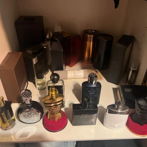 Blandade exklusiva parfymer - Samling av exklusiva parfymer i olika flaskor och designer. Skriv i dm för priser.
