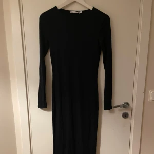 Svart långklänning med lång ärm - Maxi dress med lång ärmar. Har använts en gång och säljer eftersom den inte kom till användo. Är öppet till pris ändringar. Även gärna KÖP NU🩷