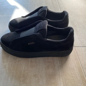 Axel Arigato clean 360 laceless - I princip nyskick, bara använda en gång. Perfekta nu till sommaren. Skriv om ni har några frågor om skorna. Dem är stora i storleken.