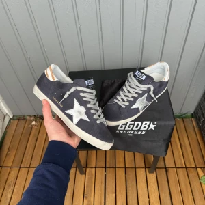Golden Goose - Säljer nu dessa sjukt eftertraktade och sällsynta Golden Goose | skorna är i nästintill nyskick och är använda ett fåtal gånger | dustbag ingår vid köp | tveka inte att kontakta om minsta intresse 