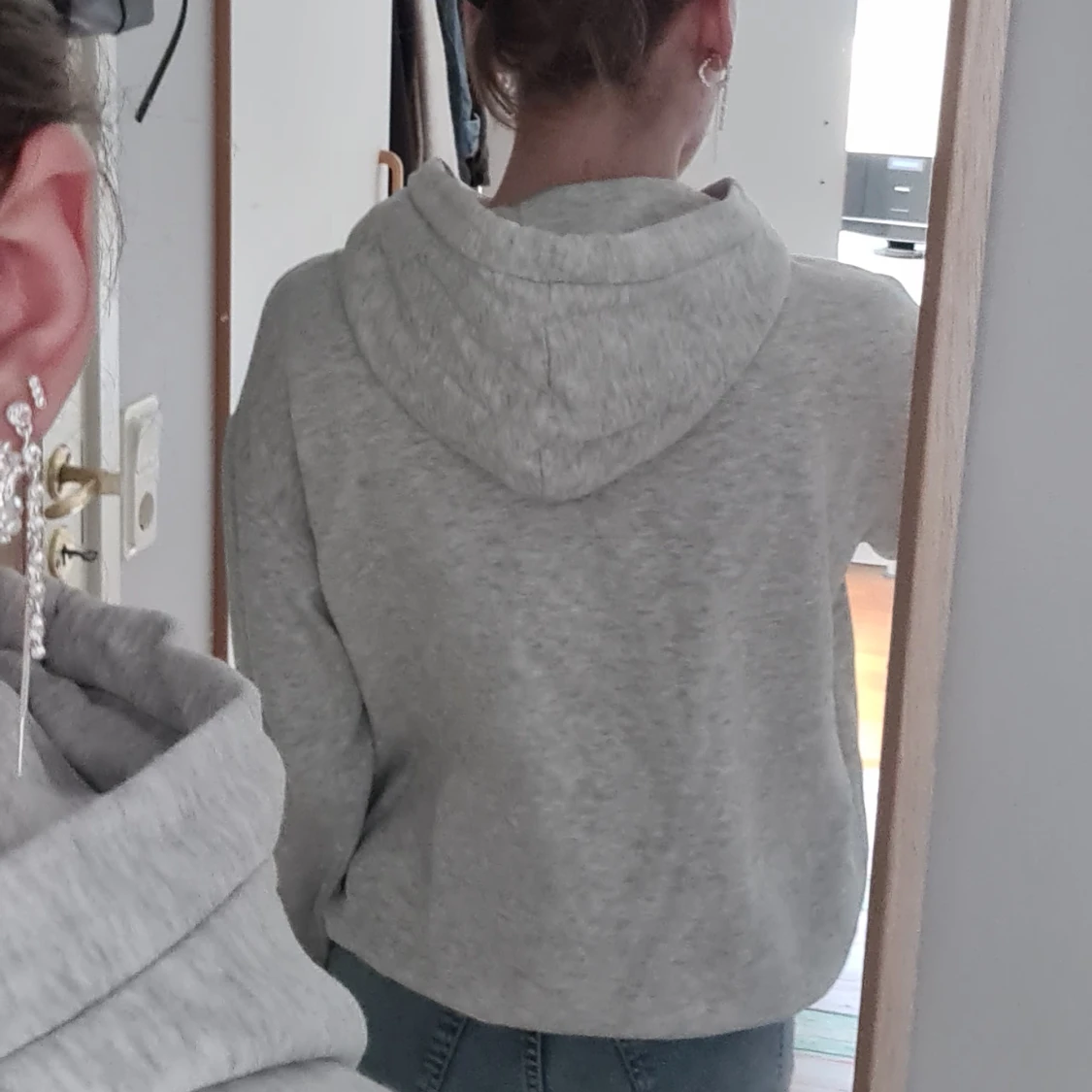 Ljusgrå hoodie med ficka - 1