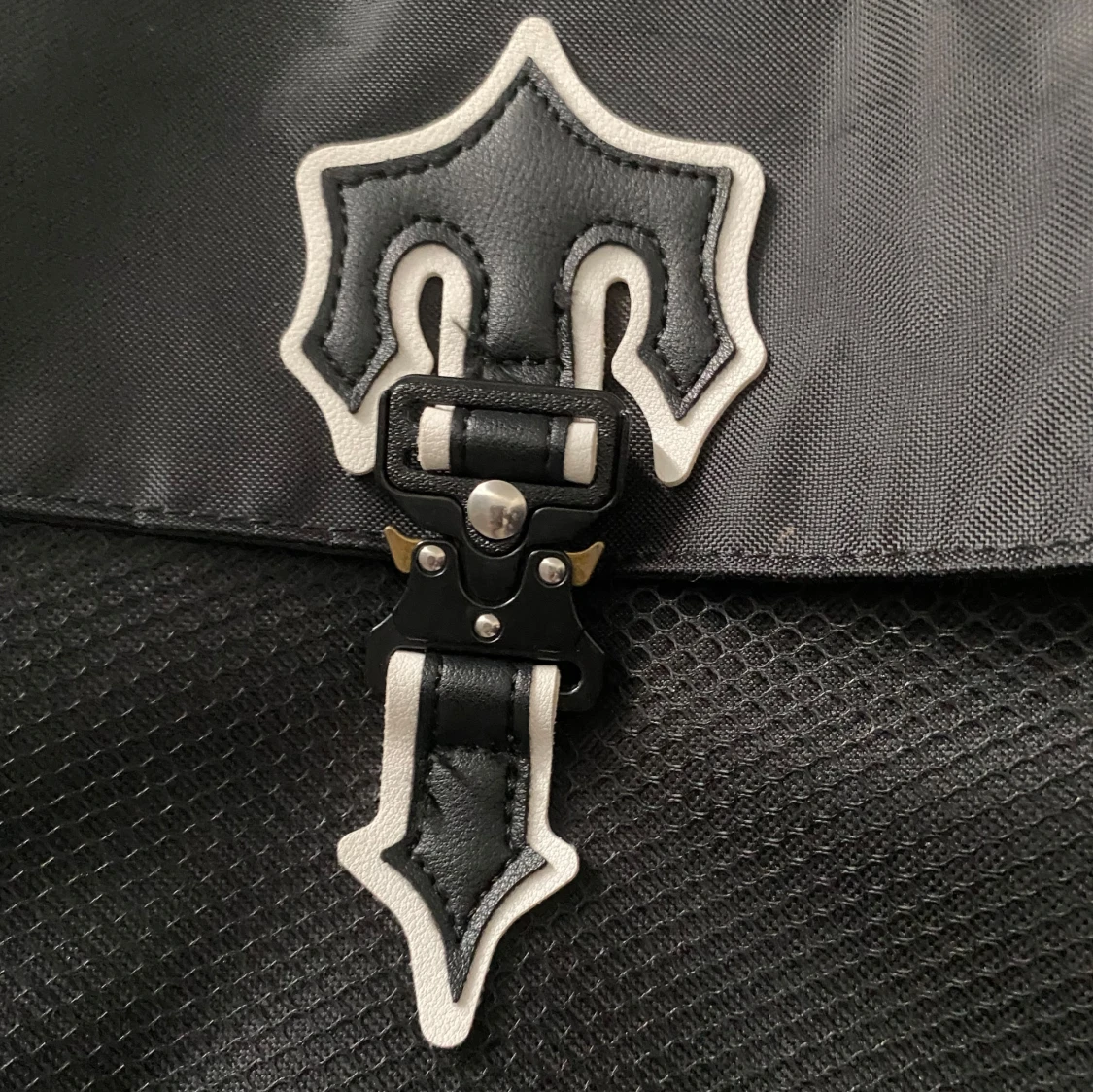 Säljer en svart axel väska - märke trapstar  - 1