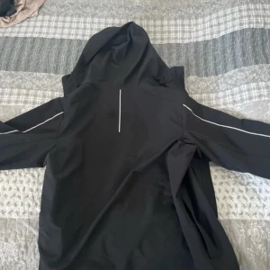 Windbreaker hoodie svart - Stor, har aldrig använt den, säljer pga det Xd