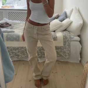 Beige jeans/ Beżowe dżinsy - Beige jeans från Bikbok – Nästan nya och perfekt passform! Högmidjade beige jeans från Bikbok, knappt använda och i mycket bra skick. Jeansens längd är perfekt för alla över 160 cm – passar självklart också för kortare personer, de sitter snyggt och bekvämt. Inga fläckar eller skador, bara en stilren bas som passar till alla outfits.