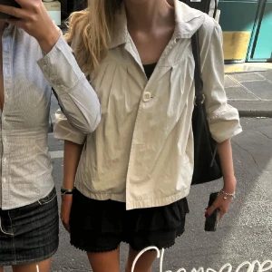 Trekvartsärmad kappa (läs beskrivning) - Jättesöt beige kappa med, tunn och perfekt nu i höst. Säljer den på vinted för 399kr med billigare frakt