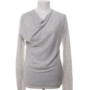 Trendig finatickad ljusgrå långärmad tröja - *trendigt just nu* model of duty vibe. Säljer billigt! Nypris ca 1000kr (vet ej exakt, köpt second hand men den passade ej mig i storlek). Tröjan är som ny, jag hittar inga skador mer än att lappen har låstnat på ena sidan (märks ej av när den är på). Ljusgrå långärmad tröja med snygg draperad halsringning. Perfekt för dig som gillar en enkel men ändå unik look. Storlek M men skulle säga att den är mer som en L. 