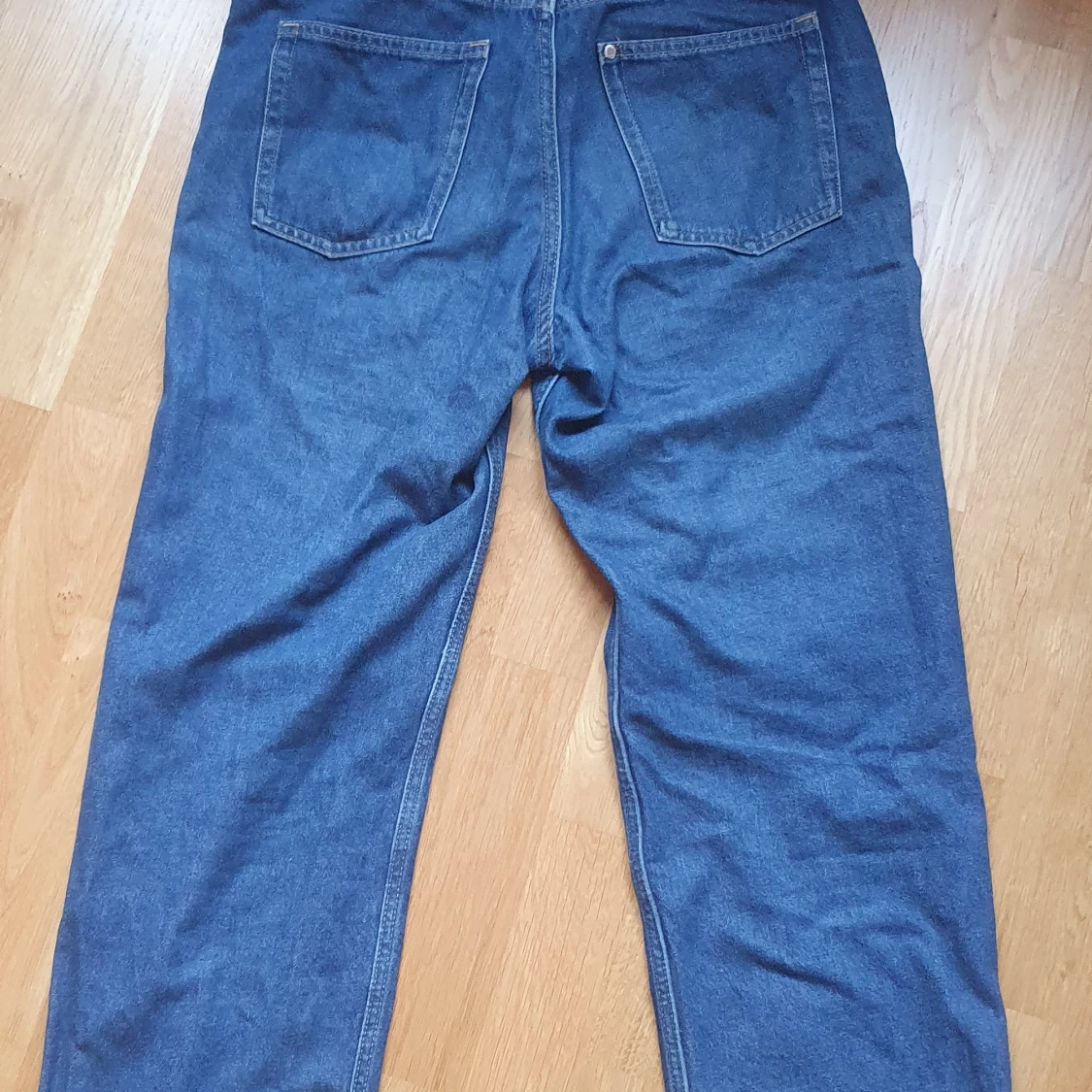 Blå loose fit jeans från H&M - 1