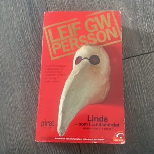 Linda – som i Lindamordet - En spännande roman om ett mordfall där polisen utreder ett typiskt svenskt spaningsmord. Perfekt för dig som gillar kriminalromaner med realism, starka karaktärer och smarta utredningar. Leif GW Persson levererar en deckare som är både underhållande och trovärdig.