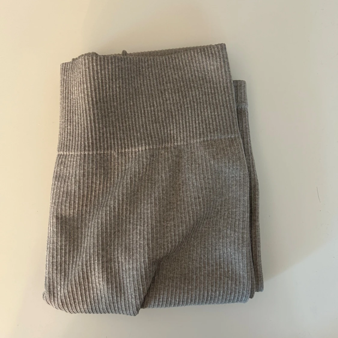 Grå ribbade leggings från NA - 1