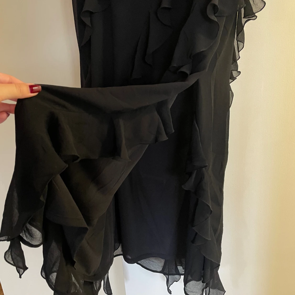 Lång svart volangkjol med slits *OANVÄND* - 2