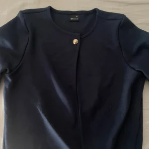 Mörkblå kofta från Gina Tricot - Jättefin elegant kofta från ginatricot som är nu slutsåld överallt. I storleken XS aldrig använd!