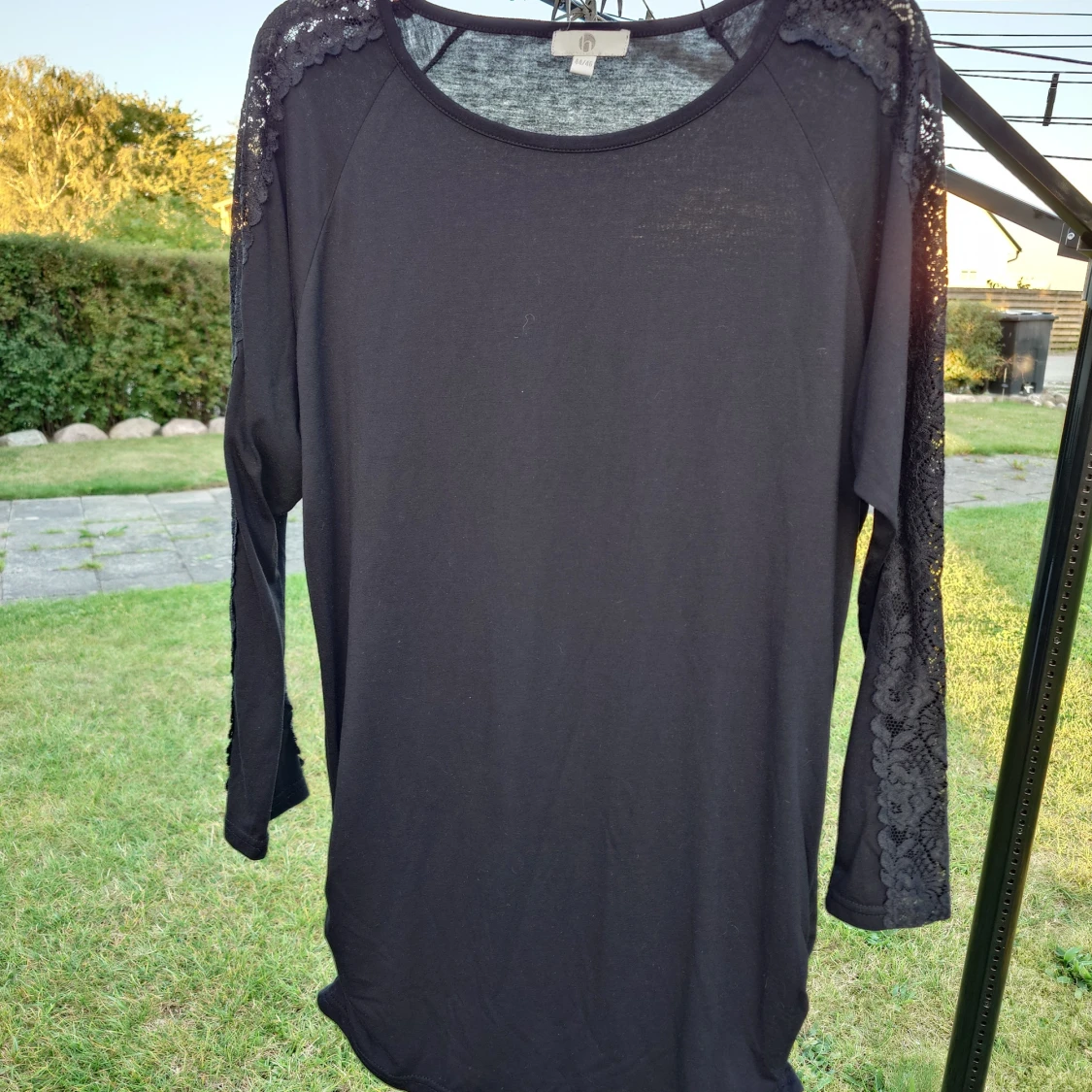 Svart tröja/klänning med spetsdetaljer