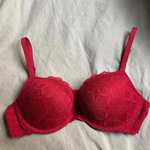 Röd spets-bh INTIMISSIMI - Röd Bh från INTIMISSIMI. Oanvänd. 