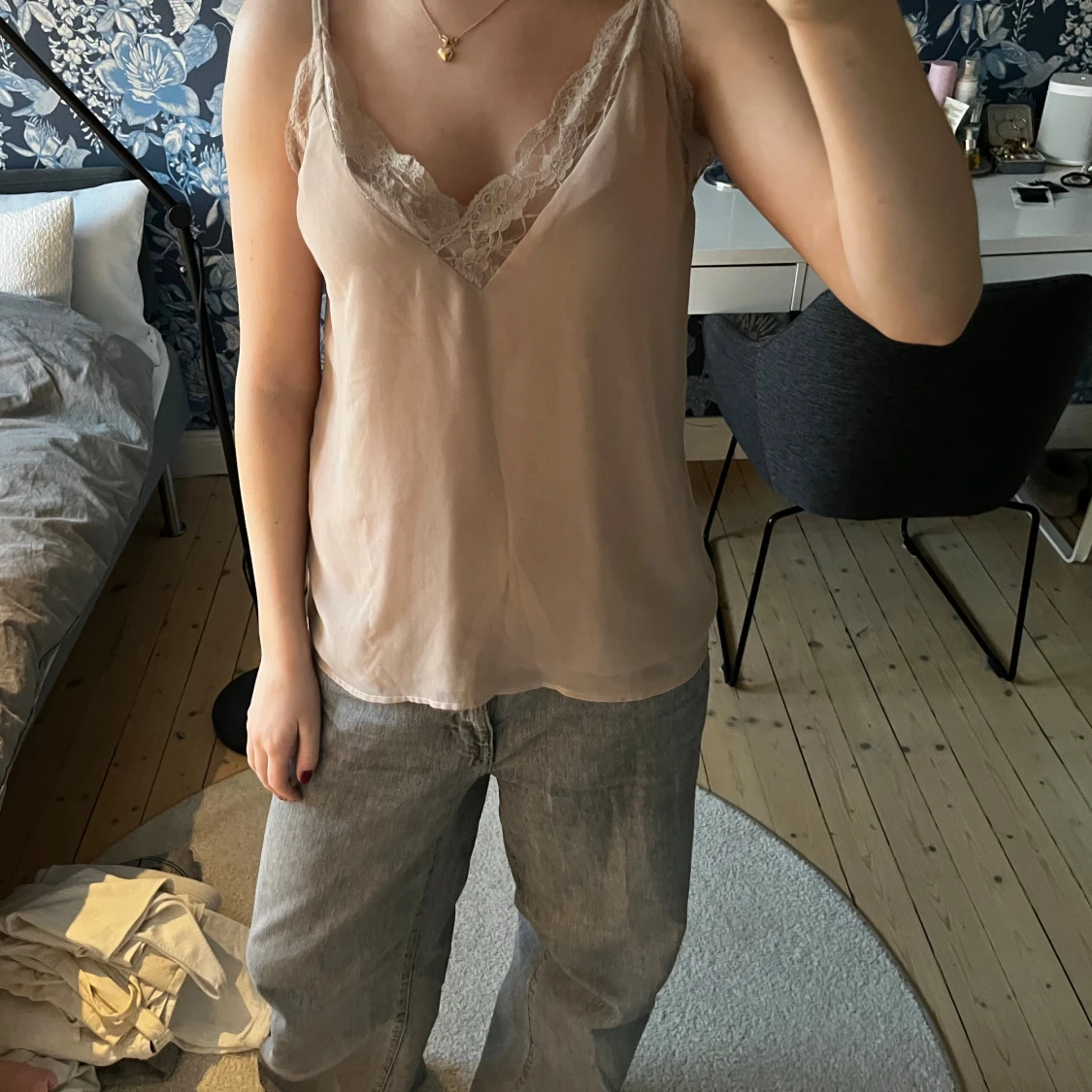 Beige linnetopp med spetsdetaljer