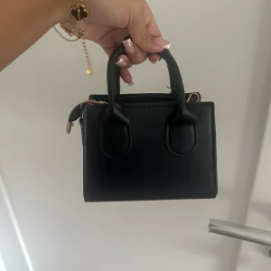 Svart minihandväska i skinnimitation - Söt liten väska som jag tror kommer från shein