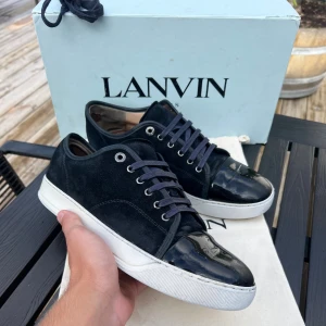 Lanvin Mörkblå - Tja! Säljer nu dessa sjukt snygga och populära Lanvinsen|| Skick 8/10 endast slitet inuti skon som du kan se på bild 4 och lite sliten mocka|| Färg Mörkblå|| Storlek Uk 9 vilket passar dig som har storlek 44 eu|| Innersulans längd är 29,5cm||BOX, DUSTBAG och de gamla snörena följer med vid köp|| Om du har några frågor eller funderingar är det bara att höra av sig|| Allt gott MolérCloset🙌