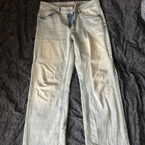 Ljusblå wide jeans från Zara - Säljer ett par ljusblå jeans från Zara med klassisk femficksdesign och raka, vida ben. Jeansen har hög midja och är tillverkade i bomull. Perfekta för en avslappnad och trendig look.