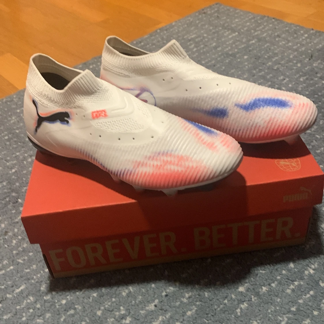 Vita fotbollsskor från Puma strl 41