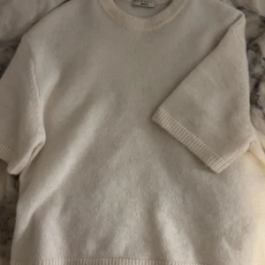 Vit stickad tröja - Säljer en super fin kortärmad stickad tröja från Gina i storlek XS 💗har använd den några gånger och man kan se på bild 2 att det finns lite smink fläckar men jag tvättar såklart innan jag postar 💗 Super fint skick och perfekt nu till hösten! 💗💗