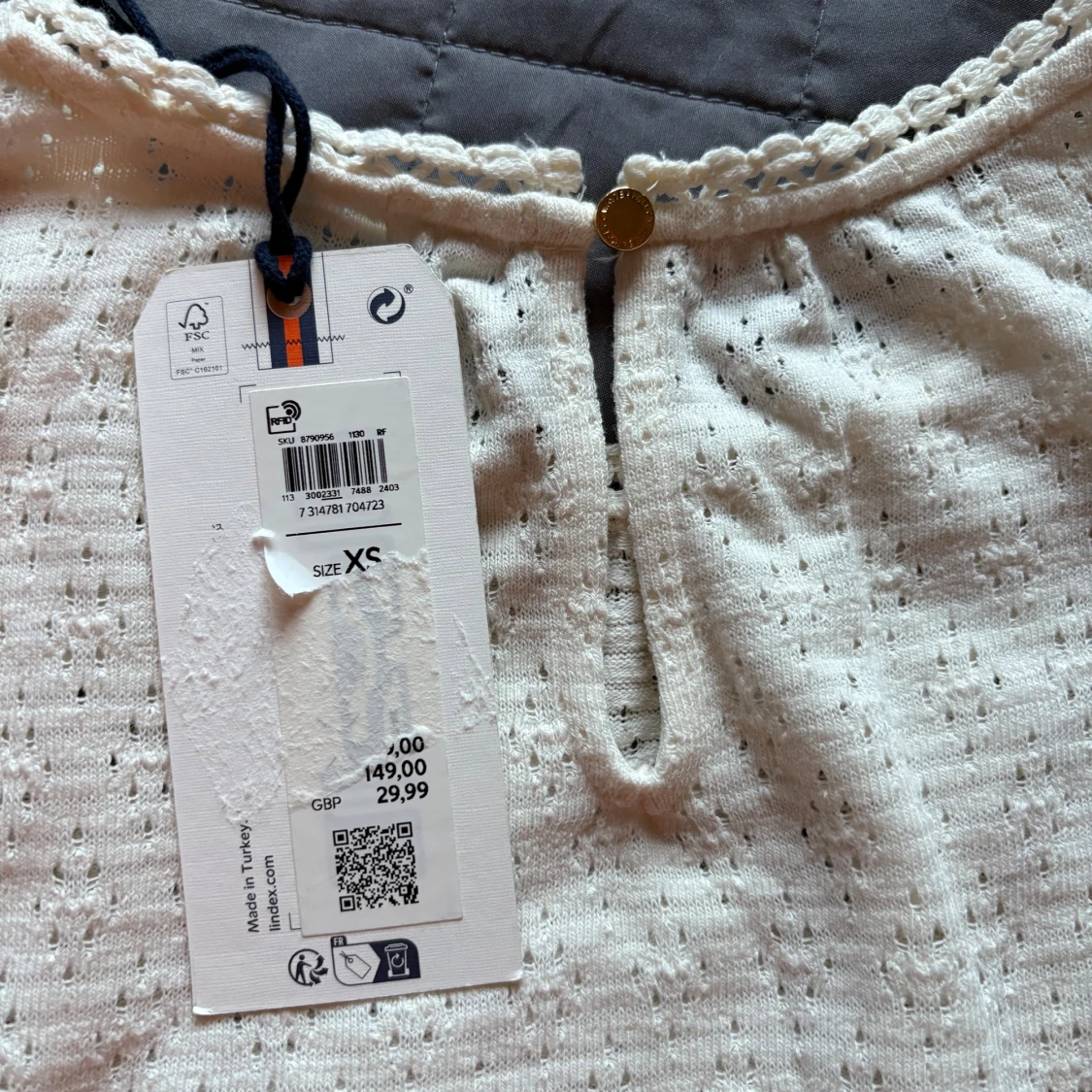 Vit blus med volang från Holly & Whyte - 2