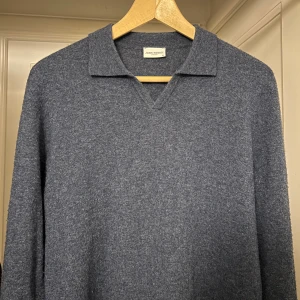 John Henric kashmir tröja  - Behglig långärmad kashmir tröja från John Henric | Storlek: M | Första bilden är ärligaste med färgen | Kan mötas upp | 100% kashmir | Skriv om minsta funderingar | 