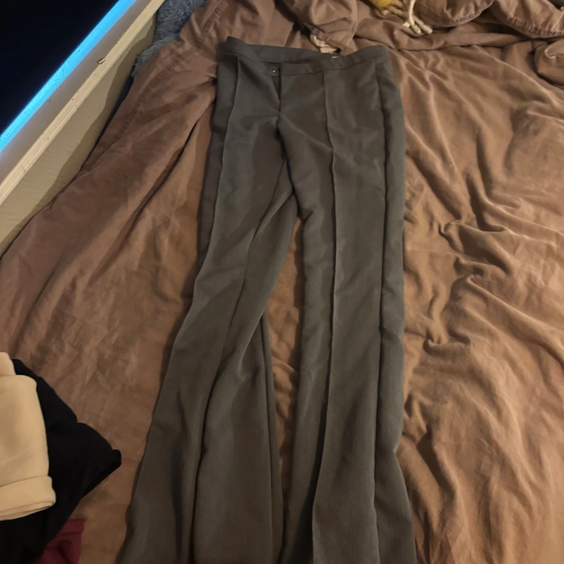 Grå kostymbyxor med bootcut