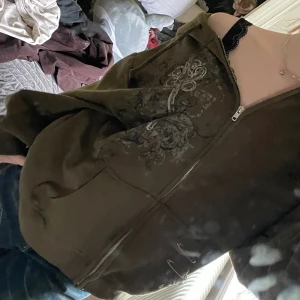 militärgrön zip hoodie - PERFEKTA hoodien, super skön luva!! väl använd men inga stora skador, säljer pga har för många, skriv för fler bilder, sänkt pris etc 💗