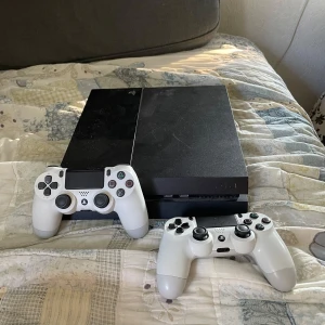 PlayStation 4 - Playstation 4 med 2 kontroller. Kommer med flera unika spel tillgängliga genom att ladda ner ifrån enheten. Sladd till kontrollerna kommer med.  Spel finns som går att då med men pris diskuteras isf.