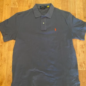Ralph Lauren pike - Ralph Lauren pike i en unik men häftig blå färg. Väldigt fint skick, utan defekter. Storlek L.                   Hör av dig vid intresse.