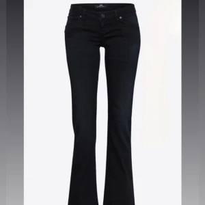 Ltb jeans - Skit snygga och kommit till mycket användning men dock används varsamt och därför är det inga defekter! 24/32 i storlek men stretchigt material. Skriv för fler bilder och pris går att diskutera, köpta för runt 1000kr❤️(de är väldigt mörkt blå men ser svarta ut)