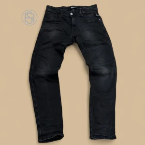 Replay Anbass jeans - Säljer dessa Replay Anbass i storlek 28/30 som är sjukt snygga. Passformen på dessa 😘. Inga defekter och har en svart grå wash. Vid frågor eller om ni vill se fler bilder skriv i dm.