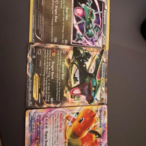 Pokémonkort: Rayquaza & Dragonite EX - Tre coola Pokémonkort med Rayquaza och Dragonite EX! Perfekt för dig som vill boosta din samling med kraftfulla och snygga kort. Passar både samlare och dig som gillar att spela Pokémon TCG. Skapa episka strider och visa upp dina favoritdrakar!