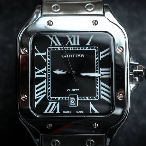 Santos Klocka Svart - Kommer med batteri och är justerbar. Skicka ett meddelande om du undrar något!