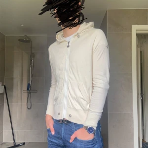 Moncler cardigan - Moncler cardigan/tröja, kashmir -  Skick 9/10 - Storlek: M - Modell: 186 cm, 75 kg - Pris: 1999 kr - Nypris: 8000+ kr - Givetvis autentiskt✅ - Bellavita_resell