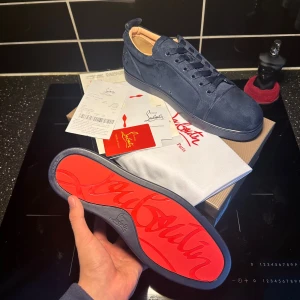 Sprillans nya Loubs! - Den är i storlek 43, dvs 27.5cm i längd och 9cm bred. Allting tillkommer på bild —> Dustbag kvitto och lådan med kommer. Priset är ej hugget i sten. Vid snabb affär kan priset diskuteras!