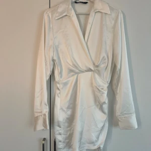 Satinklänning från Zara - Vit satinklänning från Zara stl xs, använd vid ett tillfälle. Fint skick!