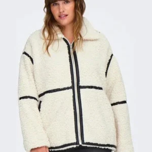 Vit teddyjacka med svarta detaljer - Tänkte kolla om någon är intresserad av att köpa denna höst jacka från only! Skriv till mig om frågor om pris osv!