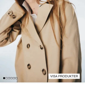 Beige trenchcoat med knappar - Stilren beige trenchcoat med dubbelknäppning och klassisk krage. Jackan har långa ärmar med knappar vid ärmslut och en rak, något oversized passform. Perfekt för dig som vill ha en tidlös och snygg look. Kan skicka fler bilder om så önskas