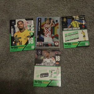 Top Class Panini Fotbollskort UEFA EURO 2024 - Samling av coola fotbollskort från Panini Top Class UEFA EURO 2024! Innehåller stjärnor som Cristiano Ronaldo, Mike Maignan, Luka Modric och Maximilian Mittelstädt. Perfekt för dig som älskar fotboll och vill ha unika samlarkort med dina favoritspelare.