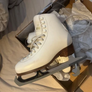 Wifa skridskor - Säljer dessa konståknings skridskor, väl använda, vet inte vilken modell det är för texten har försvunnit, men köptes för runt ca 5000kr, de är i storlek 35 men är lite större i storleken så skulle säga att de passar 36 också, se sista bilden för skenan🩷