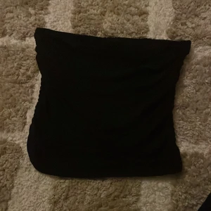Svart topp utan band - Svart tröja utan band använd fåtal gånger 