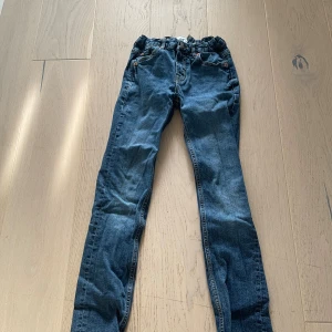 Slim jeans|Marin blått|150| - Ett Fint byxa till salu,Som passar till Äventyrer,Bra till Barn från 11-13 år.  Storlek:150  Skick:Bra  Pris:75:-  Pris kan ej diskuteras! C6