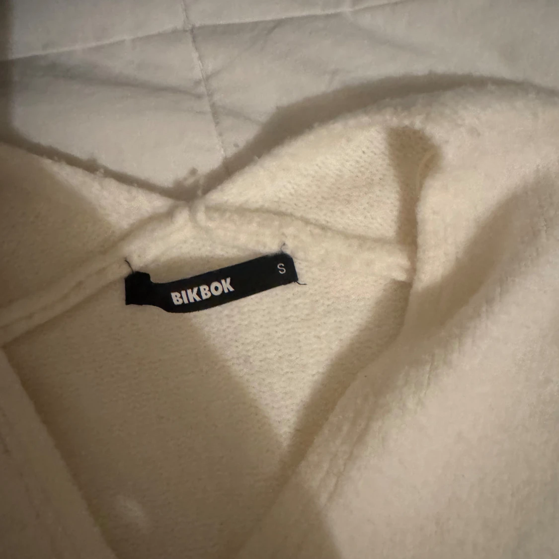 Vit stickad v-ringad tröja BikBok - 2