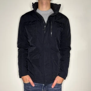 Field Jacka - Jacka från Reserved | Skick: 8/10 | Storlek: M | Nypris: 989kr | Säljer för 549kr | Spårbar frakt via Postnord eller Instabox | Hör av dig vid frågor eller funderingar 