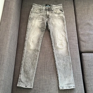 Replay Anbass grå jeans med slitningar - Replay Anbass jeans i grått med slitningar. Storlek:W27/L30. Kvitto finns