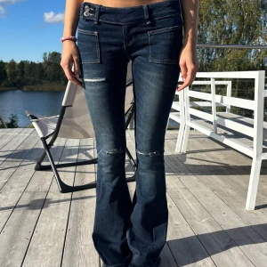 Jeans - Skit snygga trendiga jeans med låg midja från Gina, använda en gång. Midjemåttet - 34cm och innerbenslängden - 81cm. Här av er vid frågor💕💕